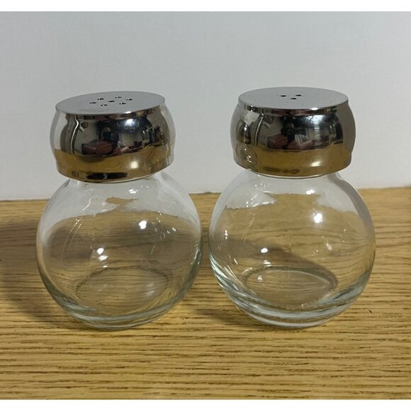Clear Glass Salt & Pepper Shakers With Metal Screw-On Lids - Picture 1 of 4